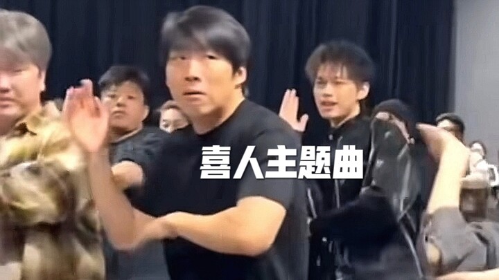 A stark contrast between Wang Tianfang, who dances like a monkey, and boy group member Li Zhiliang