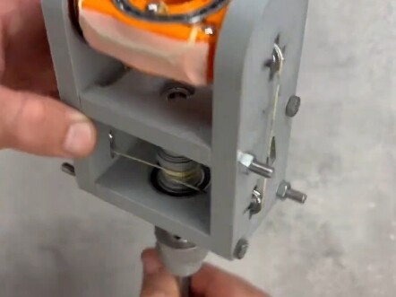 分享一个有不错的精度跟负载能力，但成本只要几十块的机器人双轴手腕结构…