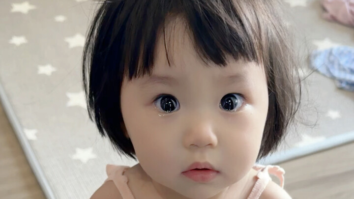 في هذه اللحظة، فتاة متعلقة بوالدها استيقظت ولم تجد أبيها فانهارت بهدوء...