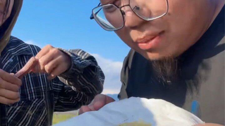 Here’s the real deal: one simple trick to tell real honey from fake. Just use your nose—and you’re g