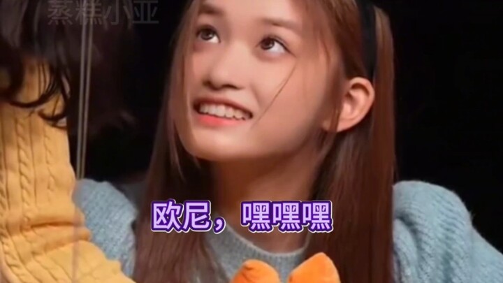 Ini dia adik manis Li Rui yang dipeluk hangat oleh para staf seperti seorang putri!!