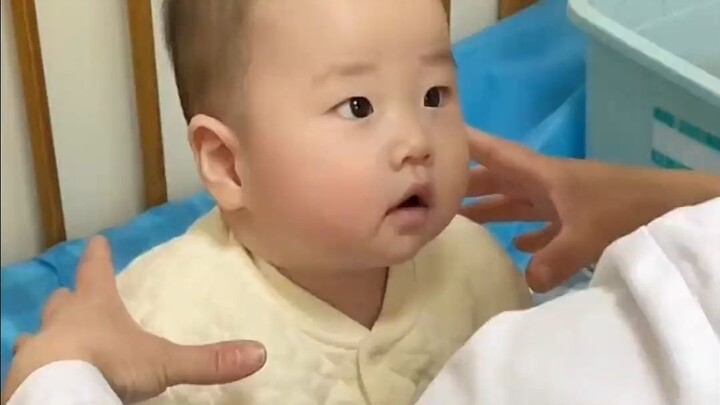 Thanh tra chất lượng con người đến để kiểm tra hàng hóa. Tôi có trình độ siêu đẳng không, cô?