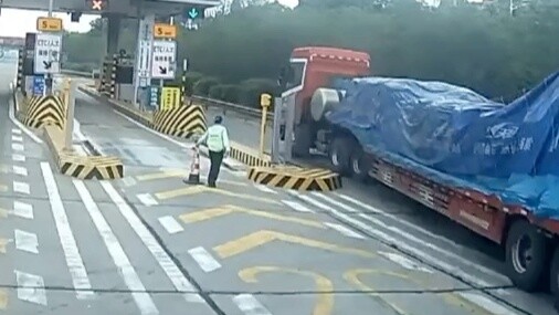 The fire truck was dispatched, and the toll collector ran to open the gate! Netizen: You look so bea