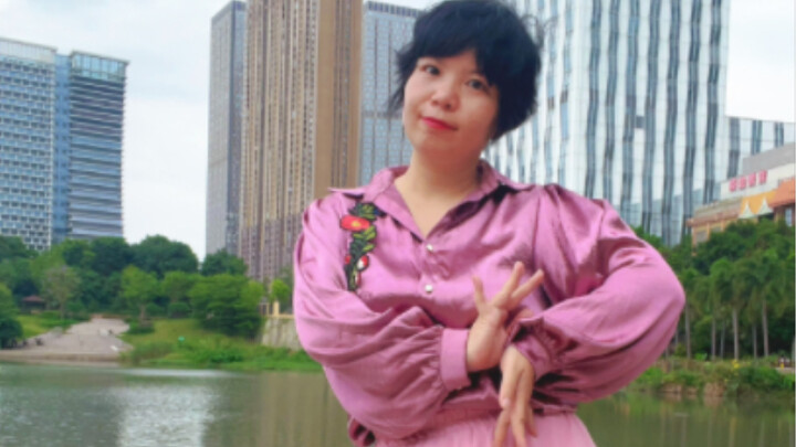 Siêu tân tinh~ Biến thân thành cô nàng xinh đẹp với chiếc áo sơ mi mua cách đây năm năm