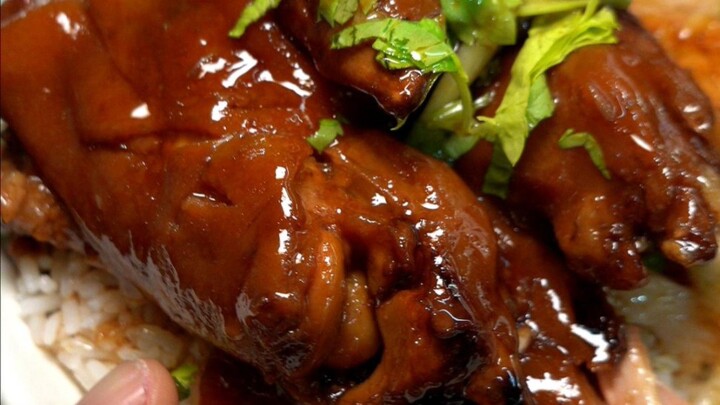 ข้าวขาหมูริมถนนหลงเจียง นุ่มหนึบ เหนียวหนึบ เต็มไปด้วยความหนึบลื่น ราดน้ำซุปหอมๆ พร้อมผักดองเค็ม หอม