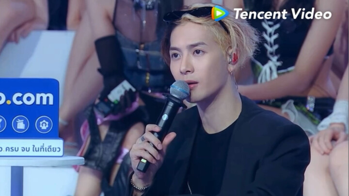 Jackson Wang: Security guard, come in for a sec! Hahaha, I’ve been hit by some seriously cheesy vibe