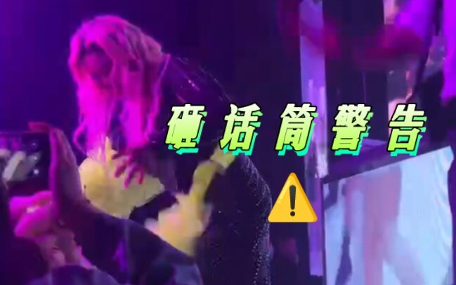 Idola populer menampilkan tarian "Flower" malah lengan bajunya ditarik oleh penguntit! Adegan tarik-