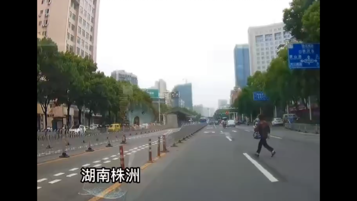 Bà cụ sang đường bất ngờ bị ô tô đâm ngã, đôi giày văng đi cả mấy mét.