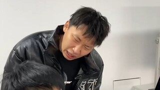 室友们因为如何开电脑的事情展开了激烈讨论，最后的神来之笔，秀翻全场