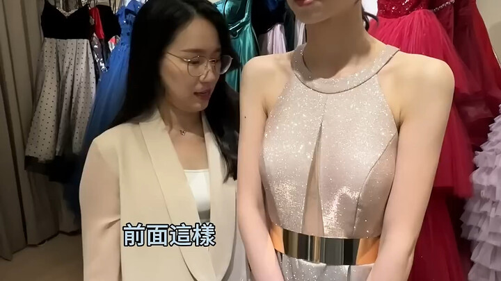 บรรยากาศลองชุดแต่งงานของเจ้าสาว! เผยสัดส่วนเพอร์เฟ็กต์และเสน่ห์อันสง่างาม