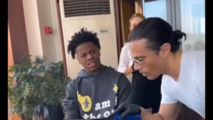 Speed pergi makan di restoran Kakak Penabur Garam, terlihat sangat manis dan penurut...