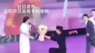 少年的热情和中年的稳重，大二男生给正在表演的老师送花，一个滑跪动作让现场瞬间沸腾。
