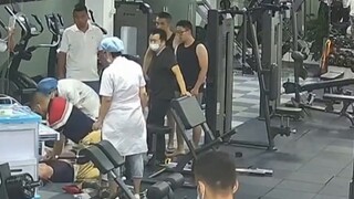 Seorang pria di gym tiba-tiba mengalami serangan jantung, dan para simpatisan bergegas membantu.