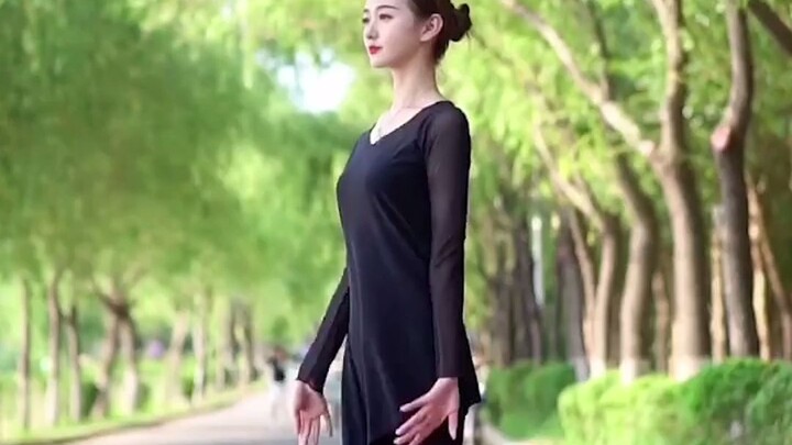 以后再也不怕孤独了，有人陪我一起跳舞咯！