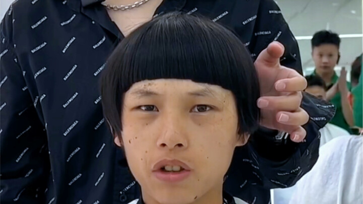 Dia bilang ngebioin rambut selama 3 bulan cuma buat pas masuk sekolah bikin gaya rambut keren terus 