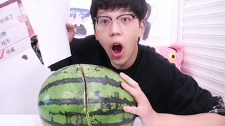 小伙花一整天都在用纸切开西瓜  看起来不太聪明？
