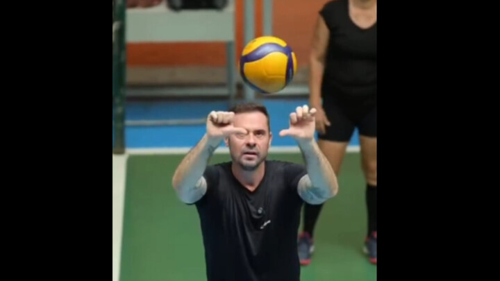 أرسلتُ لك هذا التمرير الثانوي لتنظر فيه. بعد مشاهدته، هل يمكنك اللعب مثل ريكاردو؟ [مهارات تمرير الكر