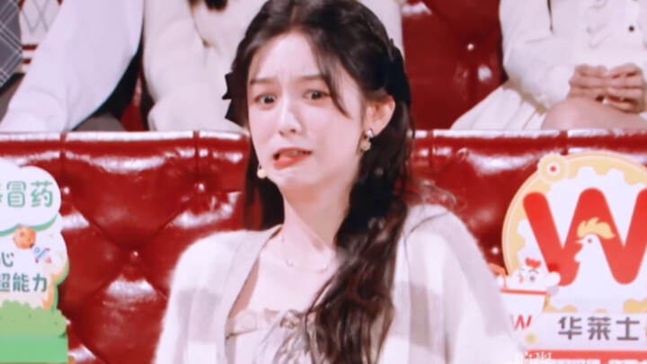 Hahaha, dia benar-benar imut banget! Tampil di acara varietas sama sekali enggak canggung dan enggak