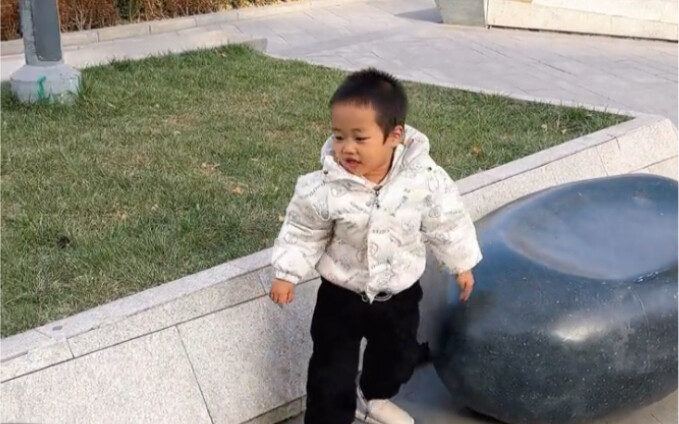 Ayah punya segudang cara asyik mengasuh anak, dan kali ini dia mulai melatih putranya lagi!