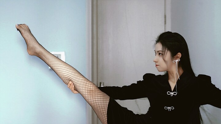 ไม่ได้อัปเดตมานานขนาดนี้ เพื่อแสดงความขอโทษ ขอนำขาขาวๆ ใส่ถุงน่องดำมาให้ทุกคนดู