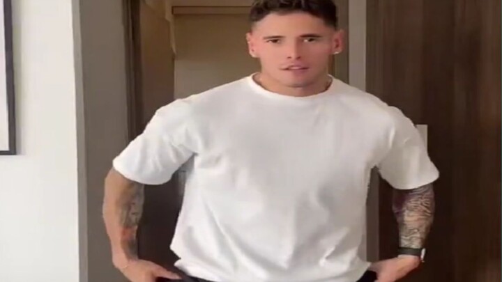 Apakah makhluk karbon memakai pakaian dalam seperti ini?