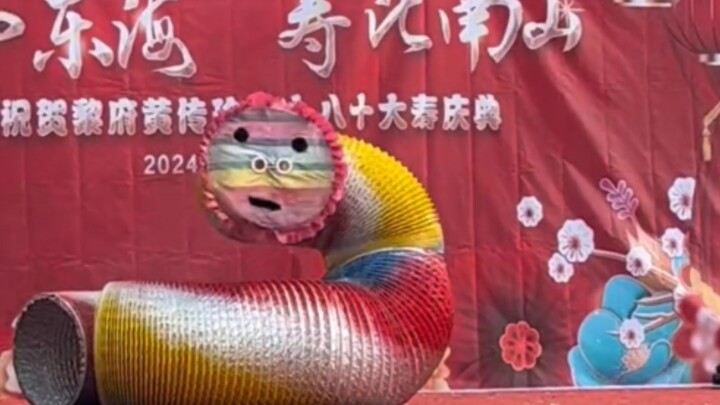 Đây là đang diễn làm một con giòi à?