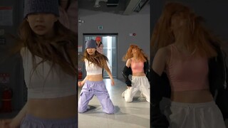 They're moving like one person🤩✨ #vivaglam #choreography