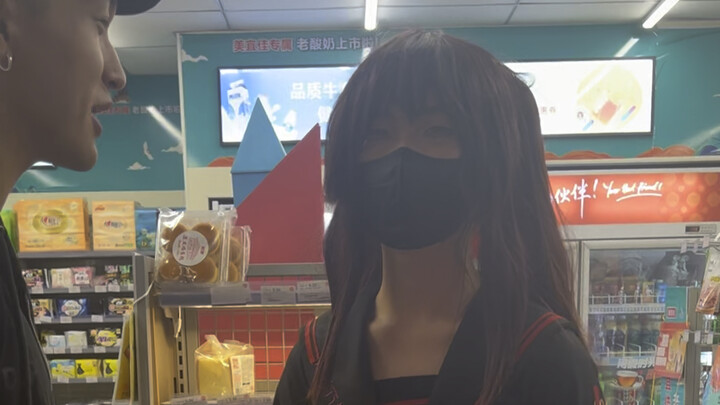 Tán gái ở cửa hàng tiện lợi thì hóa ra là anh chàng nữ tính!