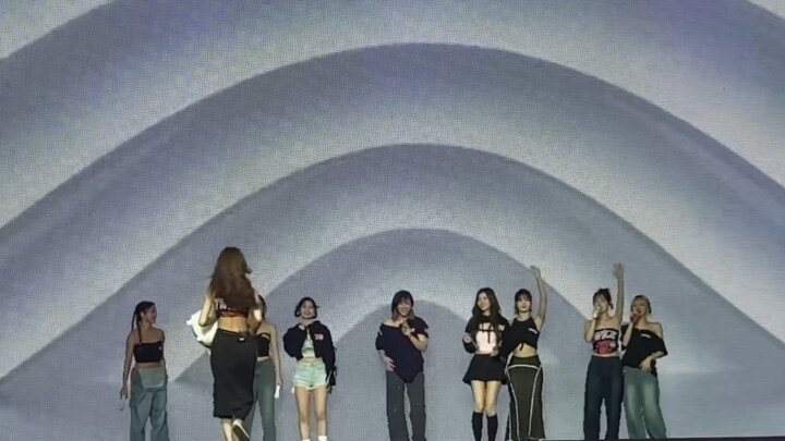 [Twice] The maknae running toward the sisters—sisters in front, ONCEs behind