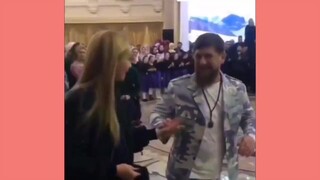 คาเดรอฟแห่งเชชเนียมีความรักในการเต้นแค่ไหน นักร้องไอดอลแสดงอยู่ เจ้าหนูคาเดรอฟอดใจไม่ไหว รีบพุ่งขึ้น