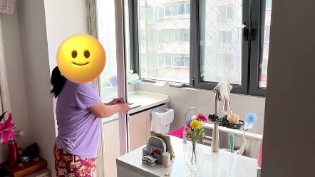 This homeowner really uses the "PD door" mechanism! It is especially suitable for small kitchens and