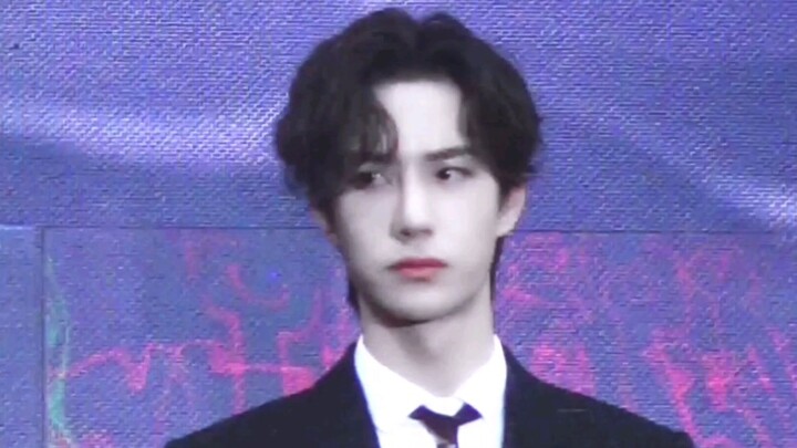 【Vương Nhất Bác】Buổi concert tại Nam Kinh: Phiên bản đứng, trang phục lịch lãm, chuyên cưng nựng nha