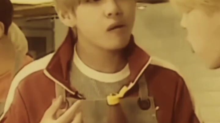 (Cutest habit of taetae:)I'm melting while watching 🥴❤️❤️