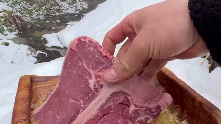 Long time no see—I’ve missed you so much! Today I’m making T-bone steak.