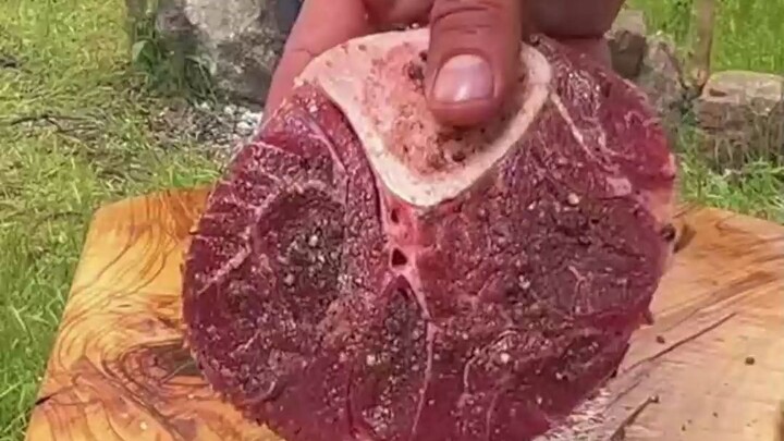 أكل اللحم بشهية