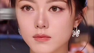 Ngôi sao nữ có vẻ hơi mù mặt khi đối mặt với khuôn mặt của cô ấy