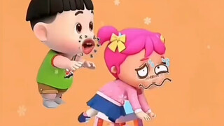 妹妹嘴里吃东西了！