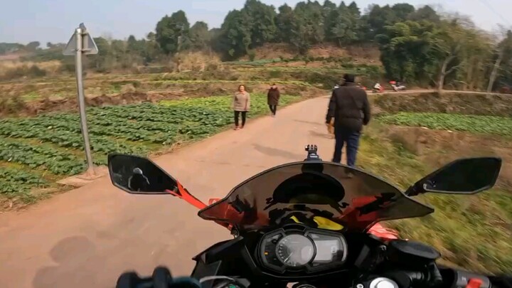 يا سيدي، لا تركن السيارة في حقلِي [ابتسامة]