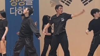 Dancing Tan Jianci's "Parallel" at a Korean graduation ceremony