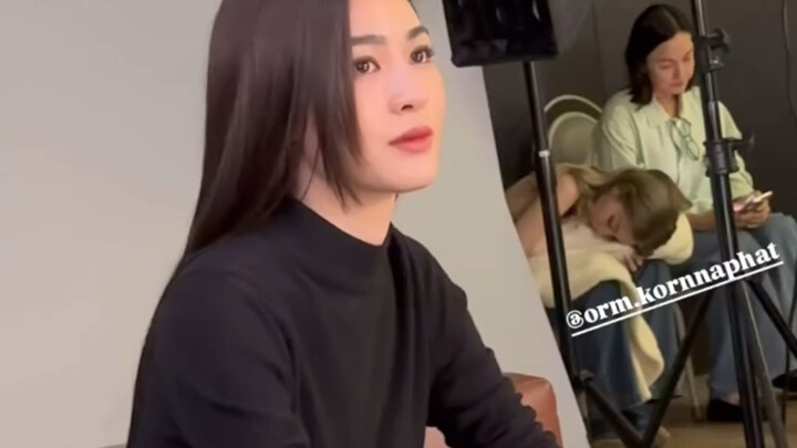 Kuang Lingling, you look so handsome in all black and with a gun, and the golden retriever fell asle