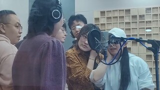 Rutinitas harian tak terduga di studio rekaman (1)