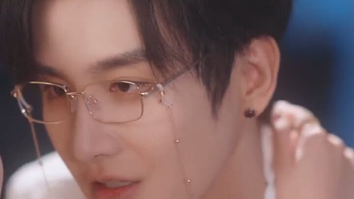 Semua orang kata musuhku dingin, tapi tengah malam dia cium dan rayu aku dengan manis