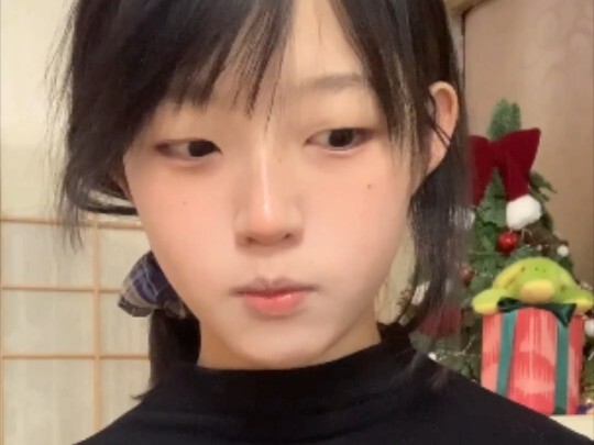 I didn't expect the makeup tutorial to be so long... This person has ADHD and split personality...