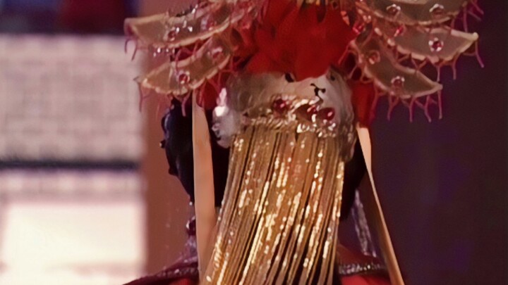 “ماذا لو تغيّر مصير آن لينغرونج، صاحبة المولد المتواضع، ودخلت القصر بسيرة مختلفة؟ هل سيكون مآلها مخت