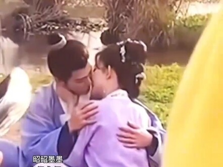 Who can relate! They kissed so hard that Zhaozhao even shrugged! The paparazzi shots of Zhaozhao and