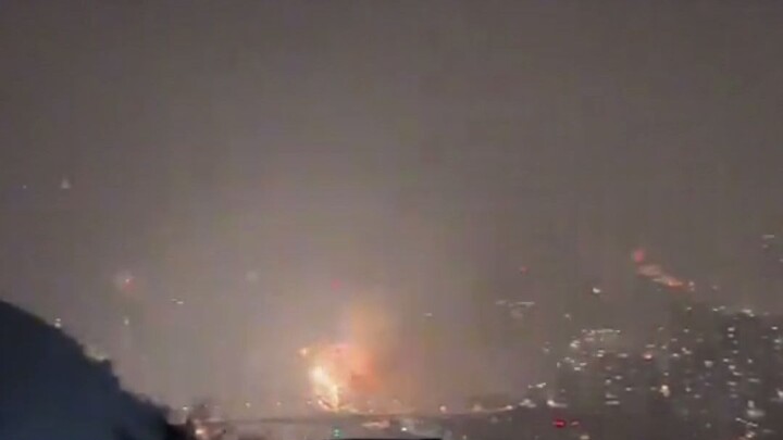 Man captures the night scene at the Yunnan-Sichuan border: one side is pitch-black, the other bursts