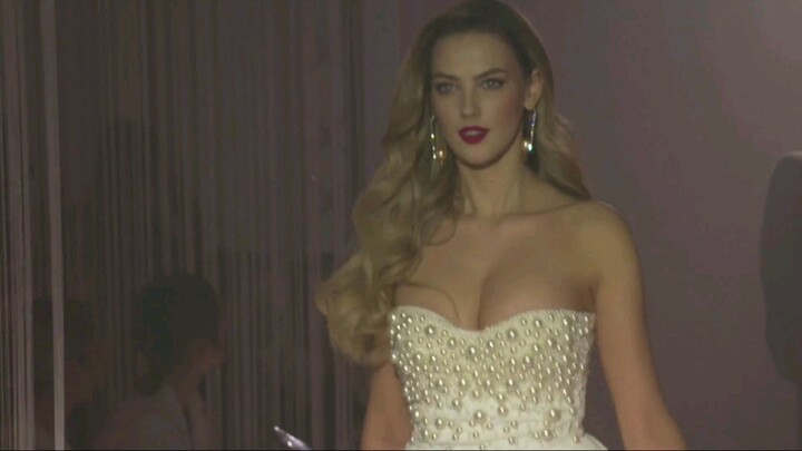 Pekan Busana Internasional Milan, penuh gaya dan sensual, para model berlekuk indah dengan pesona me