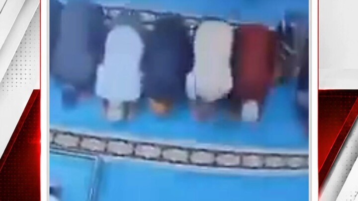Camide Kediye TEkme Attı Kedi İmamın Kafasına Düştü Man Kicks Cat During Prayer — Cat Lands on Imam’