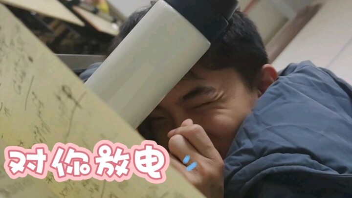 โอ้พระเจ้า ทันทีที่น้องชายตื่นขึ้นมา สิ่งแรกที่ทำคือยิ้มเขินๆ ให้พี่ชาย ชูหัวใจ และส่งสายตาเป็นประกา