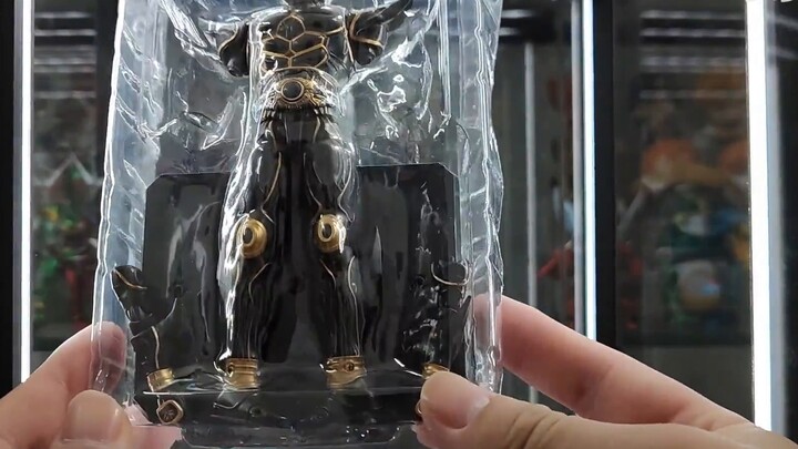 The box is broken! This is the first time that the fine carving factory made Kamen Rider? The domest